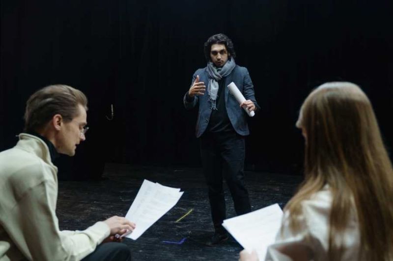 El Diálogo Teatral: Qué es, características y ejemplos cortos